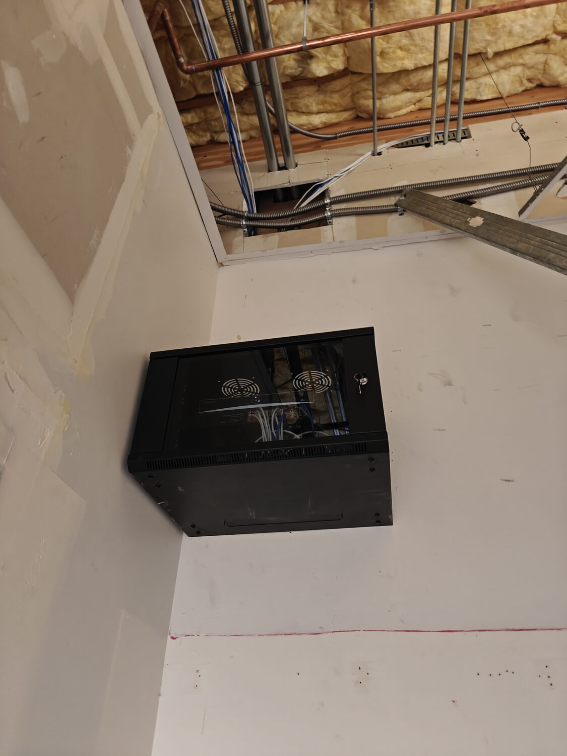 Clean network rack and structured cabling